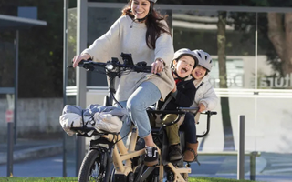 Famille sur un vélo cargo