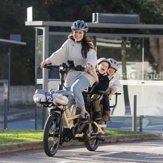 Famille sur un vélo cargo
