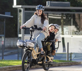 Famille sur un vélo cargo