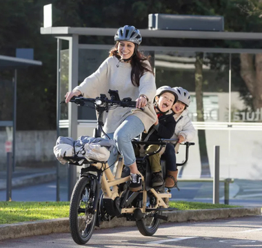 Famille sur un vélo cargo