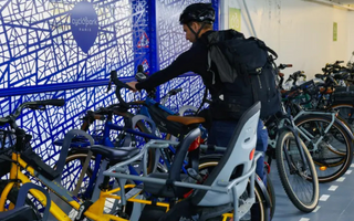 Comment garer son vélo électrique dans Paris ? Le guide complet