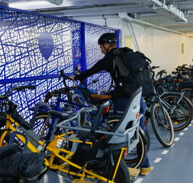 Comment garer son vélo électrique dans Paris ? Le guide complet