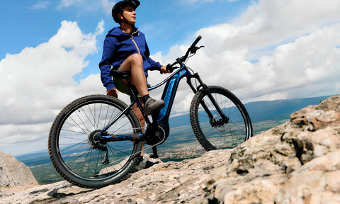 VTT électrique – tout terrain, tout suspendu et semi-rigide